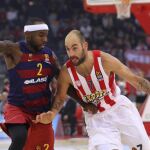 El jugador del Barcelona Lassa Tyrese Rice (i) lucha por el balón con Vassilis Spanoulis (d) del Olympiacos