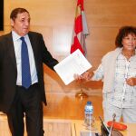 El consejero Sáez Aguado conversa con la procuradora socialista Mercedes Martín, antes de comparecer en las Cortes