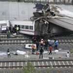 Imagen del tren siniestrado en la curva de A Grandeira