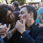 Pedro Sanchez, con una simpatizante durante un mitin de su partido en la Alameda de Redondela (Pontevedra)