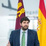 El presidente de la Comunidad, Fernando López Miras tras la firma con el presidente de AENA, Jaime García-Legaz, del contrato de gestión, explotación y mantenimiento del Aeropuerto Internacional de la Región de Murcia.