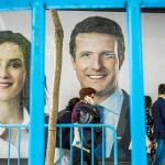 Isabel Díaz Ayuso, Pablo Casado y José Luis Martínez Almeida, en uno de los carteles electorales. Foto: Alberto R. Roldán