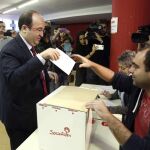 El candidato Miquel Iceta vota en las elecciones primarias del PSC que se celebran hoy