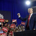 Donald Trump durante un mitin que dio en West Columbia (Estados Unidos) / Ap