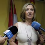 La consejera de Economía y Hacienda, Pilar del Olmo, atiende a los medios para dar su parecer sobre el aumento de déficit por parte del Gobierno