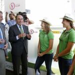 El ministro de Educación, Cultura y Deporte, Íñigo Méndez de Vigo (i), que ha presidido la firma de la adhesión de Iberdrola al programa Universo Mujer del Consejo Superior de Deportes (CSD), y el presidente de la compañía eléctrica, Ignacio Sánchez Galán, conversan con unas jóvenes deportistas durante el acto.