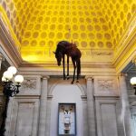 Imagen de la exposición «Not afraid to love», de Cattelan