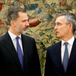 Felipe VI, durante la audiencia al secretario general de la OTAN, el noruego Jens Stoltenberg, esta tarde en el Palacio de La Zarzuela. EFE/Chema Moya