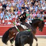 El rejoneador Diego Ventura en la faena a uno de los de su lote, durante la corrida de rejones celebrada esta tarde en la plaza de toros de Albacete