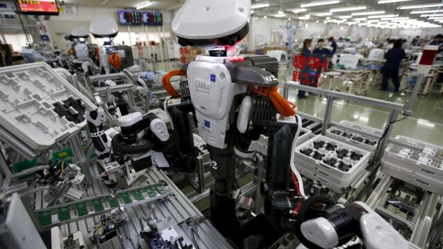 Un robot humanoide en una fábrica de Japón