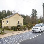 Vista general de una carretera equipada con paneles solares durante su inauguración, llevada a cabo por el ministerio francés de Ecología, en Tourouvre au Perche, Francia