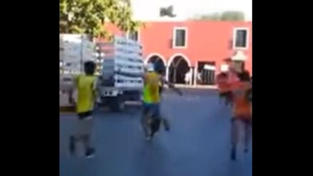 Manuel Alcocer fue el corredor que le propinó la brutal patada al pobre animal