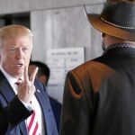 El candidato republicano, Donald Trump, gesticula al hablar con un sheriff de Milwaukee