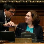 La alcaldesa de Barcelona, Ada Colau (d), junto al teniente de alcalde, Gerardo Pisarello (i)