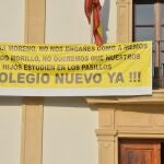 Pancarta reclamando un colegio nuevo
