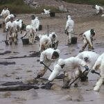 Voluntarios ayudan a limpiar los daños causados por el Prestige