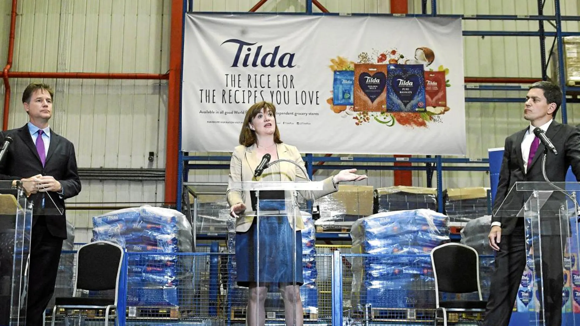 UNIDOS POR EUROPA. El ex vicepriamer ministro Nick Clegg, la «tory» Nicky Morgan y el ex líder laborista David Miliband, ayer, en un acto en Rainham