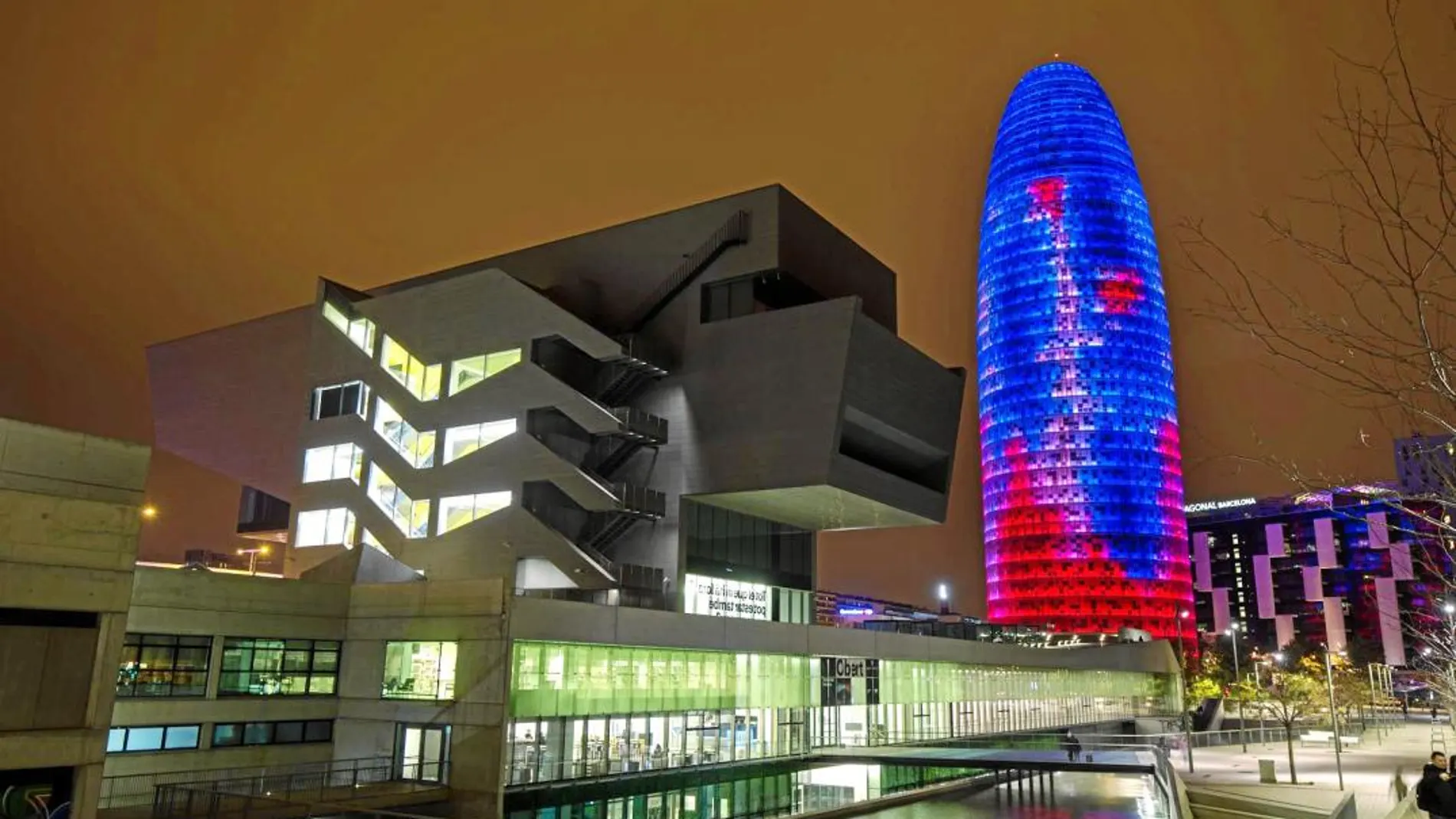 En 2022, la mitad de las noticias serán falsas, Facebook controlará el contenido de su red desde la Torre Agbar, donde ha alquilado 8 plantas / La Razón