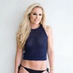 La esquiadora y medallista olímpica Lindsey Vonn se desnuda para promocionar su libro