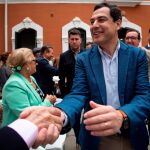 El presidente de la Junta saluda a los asistentes al acto celebrado en Huelva para presentar la candidatura a las municipales / Foto: Efe