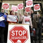 Concentración de Stop Desahucios frente a la sede central de la Kutxa en San Sebastián.