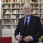 Eduardo Mendoza ofrece una rueda de prensa tras haber ganado el Premio Cervantes 2016, en el Instituto Cervantes de Londres.