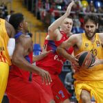 Los jugadores del CSKA de Moscú, el pívot estadounidense Kyle Hines y el escolta ruso Vitali Fridzon pelean por un balón con los jugadores del Barcelona Lassa, el alero griego Stratos Perperoglu, y el pívot estadounidense Joey Dorsey