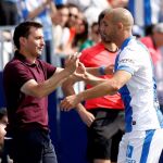 El delantero marroquí del Leganés, Nordin Amrabat, celebra su gol convertido con el entrenador Asier Garitan / Efe
