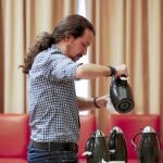 Con el índice de popularidad más bajo y la marca de Podemos en caída en los sondeos, Pablo Iglesias necesita mover ficha