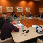 Pilar del Olmo preside la reunión celebrada en las Cortes regionales