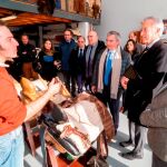 Jesús Julio Carnero visita el Centro Provincial de Artesanía (Artis) de Portillo junto a Javier Vega y Lorenzo Amor, entre otros