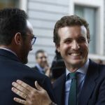 Antonio Hernando y Pablo Casado en el exterior de la Cámara baja durante la sesión plenaria que se celebra esta tarde.