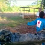 Dos miembros de los equipos de emergencias trasladas a uno de los fallecidos
