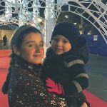 Paula, de once años, sostiene en brazos a su hermano pequeño Diego, de cuatro, que se recupera de una leucemia