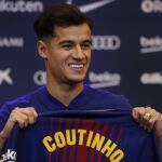 Philippe Coutinho posa con la camiseta del Barcelona en el Nou Camp