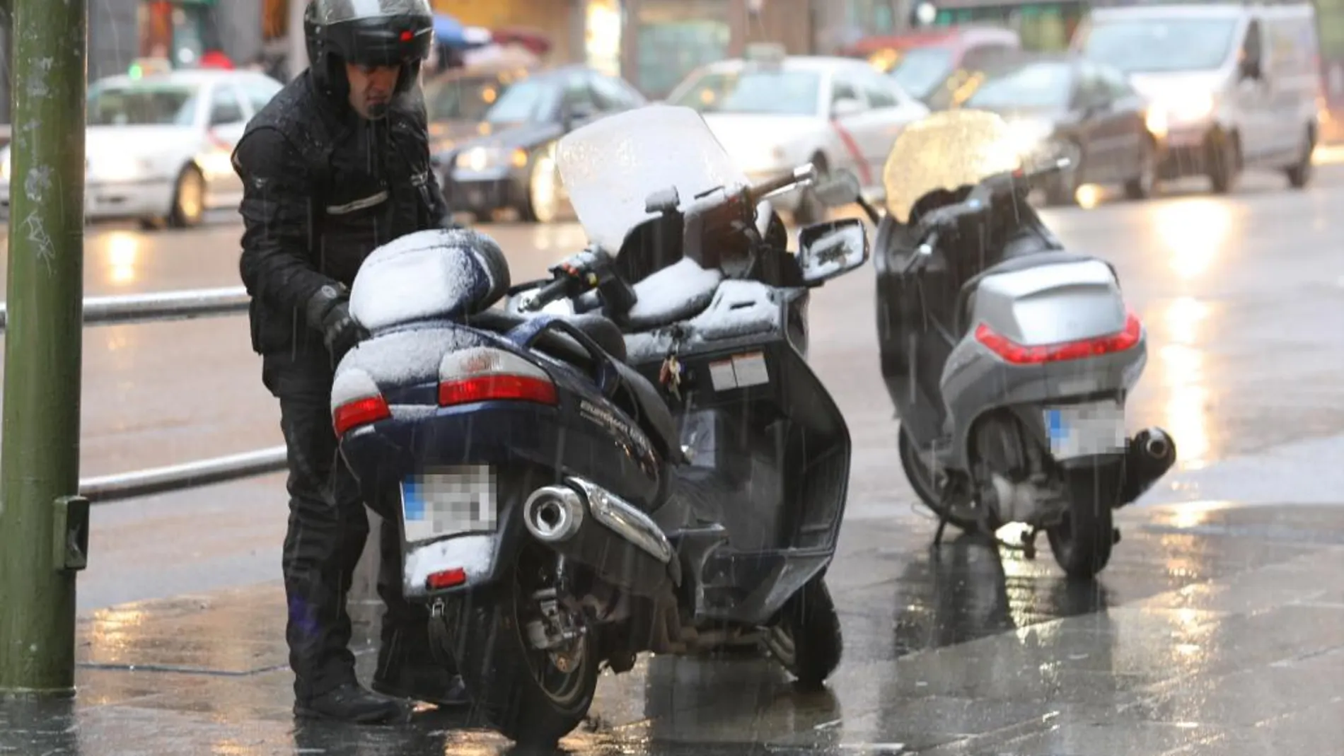 ¿Cómo se comportan los neumáticos de moto en lluvia?