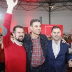 El secretario general del PSOE, Pedro Sánchez, interviene junto al autonómico, Luis Tudanca y el provincial, Javier Cendón, en la Asamblea Abierta de León