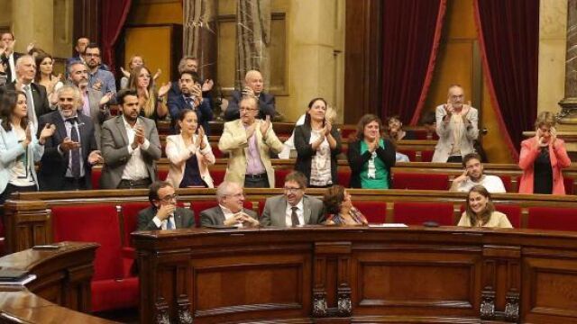 Joan Coscubiela, aplaudido por diputados del PSC,Ciudados y PPC a excepción de algunos diputados de su formación, defiende su posición, en el Pleno del Parlament.