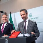 Los consejeros de Presidencia y Hacienda, Elías Bendodo y Juan Bravo /Foto: La Razón