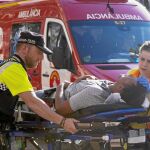 Un equipo de sanitarios traslada a una de las víctimas atropelladas por los terroristas, ayer, en las Ramblas