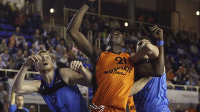 El pívot senegalés del Montakit Fuenlabrada, Moussa Diagne (c) lucha por el balón con el alero Niels Giffey (i) y el escolta Dragan Milosavljevic (d) del Alba de Berlín