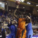El pívot senegalés del Montakit Fuenlabrada, Moussa Diagne (c) lucha por el balón con el alero Niels Giffey (i) y el escolta Dragan Milosavljevic (d) del Alba de Berlín