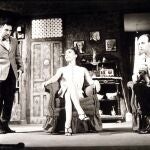 LOS ACTORES ALFREDO LANDA, PAULA MARTEL Y JUANJO MENENDEZ DURANTE LA OBRA DE TEATRO "NINETTE Y UN SEÑOR DE MURCIA"