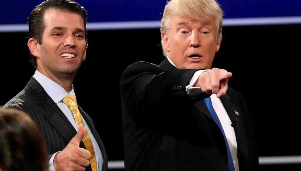 Donald Trump Jr. junto a su padre en un acto de candidatura del 26 de septiembre de 2016.