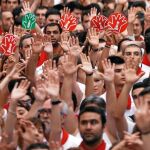 El Ayuntamiento ha repartido centenares de manos rojas de cartón, símbolo del rechazo a las agresiones sexistas