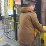 Un vecino retira los lazos amarillos de una calle de Mataró pese a las amenazas