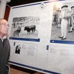 Curro Romero observa unas fotografías taurinas
