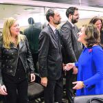 Pilar del Olmo saluda a la vicepresidenta Soraya Sáez de Santamaría en presencia del ministro de Hacienda, Cristóbal Montoro