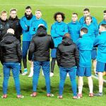Zidane da la charla a todo el equipo ayer sobre el césped del Parque de los Príncipes en París