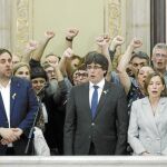 Puigdemont y Junqueras celebran, en primera línea, la declaración de independencia en el Parlament el pasado 27 de octubre